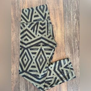 lululemon green black geometric leggings size 6